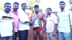ತರೀಕೆರೆ; ರಾಜ್ಯ ಮಟ್ಟದ ಹೊನಲು ಬೆಳಕಿನ ಜಂಗಿ ಕುಸ್ತಿ, ಮೈಸೂರು ಪೈಲ್ವಾನ್‌ಗೆ ಬೆಳ್ಳಿ ಗದೆ 