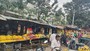  ಆಯುಧ ಪೂಜೆ 2022: ಕರ್ನಾಟಕದ ನಗರಗಳಲ್ಲಿ ಇಂದಿನ ಹೂವು, ಹಣ್ಣಿನ ಬೆಲೆಯನ್ನು ತಿಳಿಯಿರಿ 