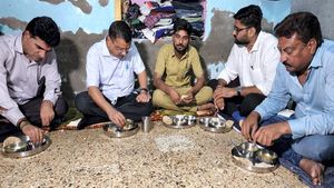 ಗುಜರಾತ್ ರಾಜಕಾರಣ: ಕೇಜ್ರಿವಾಲ್ ಅನ್ನು ಊಟಕ್ಕೆ ಕರೆದಿದ್ದ ಆಟೋ ಚಾಲಕ ಈಗ ಮೋದಿ ಅಭಿಮಾನಿ! 