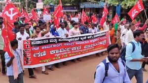 ಕೆಲಸ ಕಳೆದುಕೊಂಡು ದಶಕಗಳಾದರೂ ನ್ಯಾಯಕ್ಕಾಗಿ ಹೋರಾಡುತ್ತಿರುವ ಬಳ್ಳಾರಿ ಗಣಿ ಕಾರ್ಮಿಕರು 