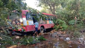 ದೀಪಾವಳಿ ಹಬ್ಬದಂದೇ ದುರಂತ: ಹಳ್ಳಕ್ಕೆ ಉರುಳಿದ ಸಾರಿಗೆ ಬಸ್‌