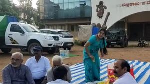 ಧಾರವಾಡ: ಗ್ರಹಣದ ವೇಳೆ ಊಟ ಸವಿದು ಜಾಗೃತಿ ಮೂಡಿಸಿದ ಪ್ರಜ್ಞಾವಂತರ ವೇದಿಕೆ 