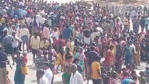 ಹಿರಿಯೂರು; ಕೋಡಿ ಬಿದ್ದ ಧರ್ಮಪುರ ಕೆರೆ, ಡಿಜೆ ಸೌಂಡ್‌ಗೆ ಹೆಜ್ಜೆ ಹಾಕಿದ ಗ್ರಾಮಸ್ಥರು 