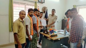 ವೀರಗಾಸೆಗೆ ಅಪಮಾನ: ಹೆಡ್‌ಬುಷ್‌ ಚಿತ್ರದ ವಿರುದ್ಧ ದೂರು