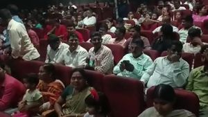 ಹೀಗೊಂದು ವಿಶೇಷ: ಕುಟುಂಬ ಸಮೇತರಾಗಿ ಕಾಂತಾರ ವೀಕ್ಷಿಸಿದ ಪೊಲೀಸರು 