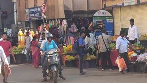ಧಾರವಾಡ: ದುಬಾರಿ ದೀಪಾವಳಿ: ಗಗನಕ್ಕೇರಿದ, ಹೂ, ಹಣ್ಣು, ಪಟಾಕಿ ದರ 