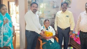 ರಾಜ್ಯೋತ್ಸವ ಪ್ರಶಸ್ತಿಗೆ ಆಯ್ಕೆ, ಸಾವಿತ್ರಿ ಪೂಜಾರ್‌ಗೆ ಸನ್ಮಾನ