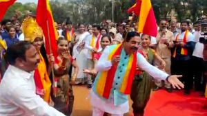 ಧಾರವಾಡದಲ್ಲಿ ಅಣ್ಣಾವ್ರ ಹಾಡಿಗೆ ಹೆಜ್ಜೆ ಹಾಕಿದ ಪ್ರಲ್ಹಾದ್‌ ಜೋಶಿ 