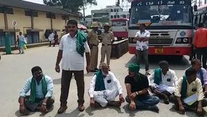 ಚಾಮರಾಜನಗರ; ರೈತರ ಬಗ್ಗೆ ನಿರ್ಲಕ್ಷ್ಯ, ಸಚಿವ ಸೋಮಣ್ಣನ ವಿರುದ್ಧ ಕ್ರಮಕ್ಕೆ ಪಟ್ಟು 