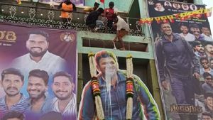 ಕೋಟೆ ನಾಡಿನಲ್ಲಿ ಗಂಧದ ಗುಡಿ ಸಂಭ್ರಮ: ಅಪ್ಪು ಕಟೌಟ್‌ಗೆ ಹಾಲಿನ ಅಭಿಷೇಕ