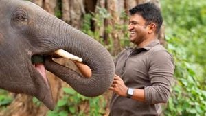 ಎಲ್ಲೆಲ್ಲೂ ಗಂಧದ ಗುಡಿ ಸಂಭ್ರಮ: ಚಿತ್ರಮಂದಿರದಲ್ಲಿ ಚಿಕನ್ ಬಿರಿಯಾನಿ ವಿತರಣೆ