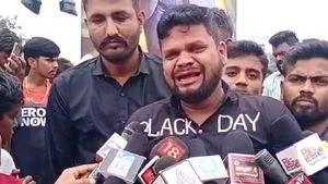 ಹುಬ್ಬಳ್ಳಿಯಲ್ಲಿ ಪುನೀತ್‌ ರಾಜ್‌ಕುಮಾರ್‌ ನೆನೆದು ಬಿಕ್ಕಿ ಬಿಕ್ಕಿ ಅತ್ತ ಅಭಿಮಾನಿ 