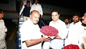 20 ಜೆಡಿಎಸ್ ಶಾಸಕರ ಜೊತೆ ಹೈದರಾಬಾದ್ ತಲುಪಿದ ಹೆಚ್‌ಡಿಕೆ 