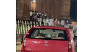 Video: ಬೀದರ್‌ನಲ್ಲಿ ದಸರಾ ಆಚರಿಸಲು ಮದರಸಾಗೆ ನುಗ್ಗಿದ ಗುಂಪು! 