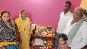 ಭಕ್ತಿ ಭಾವದಿಂದ ದೀಪಾವಳಿ ಆಚರಿಸಿದ ಮುಸ್ಲಿಂ ಕುಟುಂಬ 