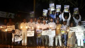 ಹುಬ್ಬಳ್ಳಿ: ರಸ್ತೆ ಗುಂಡಿಗಳಲ್ಲಿ ಪಟಾಕಿ ಸಿಡಿಸಿ ಸರ್ಕಾರ ವಿರುದ್ಧ ಪ್ರತಿಭಟನೆ