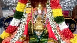 ಮೇಲುಕೋಟೆಯಲ್ಲಿ ದೀಪಾವಳಿ ಸಂಭ್ರಮ; ಸೋಮವಾರ ವಿಶೇಷ ಪೂಜೆ, ಗ್ರಹಣದ ದಿನ ದರ್ಶನವಿಲ್ಲ 