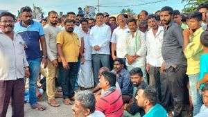 ಮಳವಳ್ಳಿಯಲ್ಲಿ ಬಾಲಕಿ ಹತ್ಯೆ: ಆರೋಪಿಗೆ ಕಠಿಣ ಶಿಕ್ಷೆ ವಿಧಿಸುವಂತೆ ಸಾರ್ವಜನಿಕರ ಒತ್ತಾಯ
