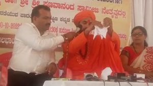 ನಾರಾಯಣ ಗುರು ನಿಗಮಕ್ಕೆ ಆಗ್ರಹ: ಸರ್ಕಾರದ ಆದೇಶ ಪ್ರತಿ ಹರಿದ ಸ್ವಾಮೀಜಿ 