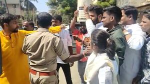 ಹುಬ್ಬಳ್ಳಿಯಲ್ಲಿ ರಾಜಕೀಯ ಹೈಡ್ರಾಮ: ಬಿಜೆಪಿ ಕಚೇರಿ ಮುಂದೆ ಕಾಂಗ್ರೆಸ್‌ ಪ್ರತಿಭಟನೆ 