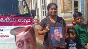 ಅಪ್ಪು ಸಮಾಧಿ ನೋಡಲು 500 ಕಿ.ಮೀ ಪಾದಯಾತ್ರೆ ಆರಂಭಿಸಿದ ಧಾರವಾಡದ ಮಹಿಳಾ ಅಭಿಮಾನಿ 