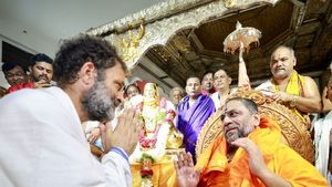 ರಾಯರ ದರ್ಶನ ಪಡೆದ ರಾಹುಲ್ ಗಾಂಧಿ: ಮಂತ್ರಾಲಯಕ್ಕೆ ಭೇಟಿಕೊಟ್ಟ ಮೊದಲ ಗಾಂಧಿ ವಂಶಸ್ಥ 