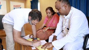 ಕಾಂಗ್ರೆಸ್‌ ಅಧ್ಯಕ್ಷರ ಚುನಾವಣೆ: ಬಳ್ಳಾರಿಯಲ್ಲಿ ಮತ ಚಲಾಯಿಸಿದ ರಾಹುಲ್‌ ಗಾಂಧಿ 