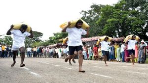 ರೈತ ದಸರಾ 2022: ಕೆಸರು ಗದ್ದೆಯಲ್ಲಿ ಬಿದ್ದರು, ಕಾಲು‌ಕಟ್ಟಿಕೊಂಡು ಓಡಿ ಗೆದ್ದರು 