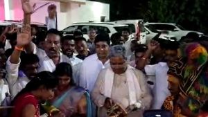  ಮೊಳಕಾಲ್ಮೂರು; ಕಣಕುಪ್ಪೆಯಲ್ಲಿ ಗೊರವರ ನೃತ್ಯಕ್ಕೆ ಹೆಜ್ಜೆ ಹಾಕಿದ ಸಿದ್ದರಾಮಯ್ಯ 