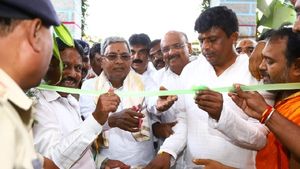 ಹಿಂಬಾಗಿಲ ಮೂಲಕ ಅಧಿಕಾರಕ್ಕೆ ಬಂದ ಬಿಜೆಪಿಯನ್ನು ಕಳಿಸೋಣ; ಸಿದ್ದರಾಮಯ್ಯ 
