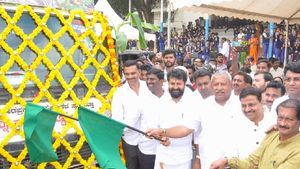 ಚಿಕ್ಕಮಗಳೂರು: ಕೆಂಪೇಗೌಡರ ಪ್ರತಿಮೆಗೆ ಮಣ್ಣು ಸಂಗ್ರಹಿಸುವ ಅಭಿಯಾನದ ರಥಕ್ಕೆ ಚಾಲನೆ
