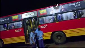 ವರುಣನ ಆರ್ಭಟ ನೂರಕ್ಕೂ ಹೆಚ್ಚು ಕುರಿಗಳ ಸಾವು,  ಬಸ್‌ನಲ್ಲಿ ರಾತ್ರಿ ಕಳೆದ ಮಕ್ಕಳು