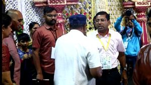 ಹಾಸನ ಜಿಲ್ಲಾ ಪಂಚಾಯತ್ ನೌಕರನಿಗೆ ಎಸಿ ಜಗದೀಶ್ ಕಪಾಳಮೋಕ್ಷ 