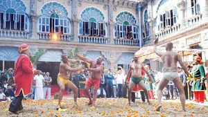 ಜಂಬೂಸವಾರಿಗೆ ಮುನ್ನ ಅರಮನೆಯಂಗಳದಲ್ಲಿ ವಜ್ರಮುಷ್ಠಿ ಕಾಳಗ! 