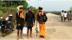 ಮಾಲಾಧಾರಿಗಳಿಗೆ ಜೊತೆಯಾದ ಶ್ವಾನ: ಧಾರವಾಡದಿಂದ 9 ದಿನಗಳ ನಿರಂತರ ಪಾದಯಾತ್ರೆ 