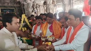 ಕೆಂಪೇಗೌಡ ಪ್ರತಿಮೆ; ಸಚಿವರಿಂದ ಕೂಡಲಸಂಗಮದಲ್ಲಿ ಮೃತ್ತಿಕೆ ಸಂಗ್ರಹ