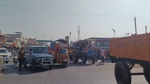 ಮುಧೋಳ: ಕಬ್ಬಿಗೆ ಬೆಲೆ ನಿಗದಿ ಮಾಡುವಂತೆ ಹೆದ್ದಾರಿ ತಡೆದು ರೈತರಿಂದ ಪ್ರತಿಭಟನೆ 