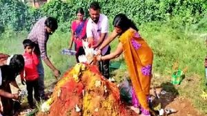 ಚಾಮರಾಜನಗರದಲ್ಲಿ ವಿಭಿನ್ನ ಷಷ್ಠಿ ಹಬ್ಬ: ಹುತ್ತಕ್ಕೆ ಕೋಳಿ ರಕ್ತ, ಮೊಟ್ಟೆ ಅರ್ಪಿಸುವ ಜನ 