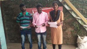 ಬಿ.ಹೊಸಹಳ್ಳಿಯಲ್ಲಿ ಹಕ್ಕುಪತ್ರಕ್ಕಾಗಿ ಬಡಕುಟುಂಬ ಗೋಳಾಟ, ಕಣ್ಮುಚಿ ಕುಳಿತ ಅಧಿಕಾರಿಗಳು 