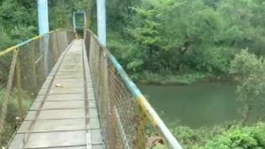  ಶೃಂಗೇರಿ: ದುರಸ್ತಿ ಹಂತ ತಲುಪಿದ ನೆಮ್ಮಾರುನಲ್ಲಿರುವ ತೂಗು ಸೇತುವೆ, ಸರ್ಕಾರದ ನಿರ್ಲಕ್ಷ್ಯ 