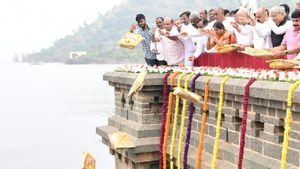 ವಾಣಿ ವಿಲಾಸ ಸಾಗರಕ್ಕೆ ಬಾಗಿನ ಅರ್ಪಿಸಿದ ಸಿಎಂ ಬಸವರಾಜ ಬೊಮ್ಮಾಯಿ 