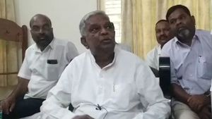  ಸಿದ್ದರಾಮಯ್ಯ ರಾಜಕೀಯ ಅಲೆಮಾರಿ, ಅಂಜುಬುರುಕ- ಸಂಸದ ಶ್ರೀನಿವಾಸ ಪ್ರಸಾದ್ 