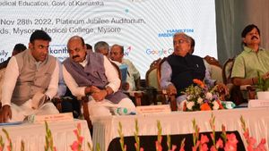 ಕನಿಷ್ಟ 2 ವರ್ಷಗಳಾದರೂ ವೈದ್ಯರು ಸರ್ಕಾರಿ ಆಸ್ಪತ್ರೆಗಳಲ್ಲಿ ಕಾರ್ಯನಿರ್ವಹಿಸಬೇಕು-ಸಿಎಂ ಬೊಮ್ಮಾಯಿ