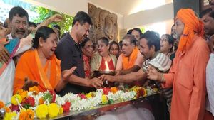 ಚಂದ್ರು ಪಾರ್ಥಿವ ಶರೀರದ ಎದುರು ರೇಣುಕಾಚಾರ್ಯ ಗೋಳಾಟ