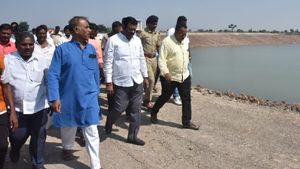  ಧಾರವಾಡ: 50 ವರ್ಷಗಳ ಬಳಿಕ ಅಣ್ಣಿಗೇರಿ ಕೆರೆಗೆ ನೀರು, ಜನರ ಸಂತಸ 