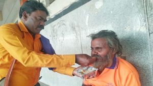 ಭಿಕ್ಷುಕರ, ನಿರ್ಗತಿಕರ ಹಸಿವು ನೀಗಿಸುತ್ತಿರುವ ಹುಬ್ಬಳ್ಳಿಯ ಶಿರಹಟ್ಟಿ ದಂಪತಿ 