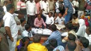 Breaking: ಬೀಡಾಡಿ ದನ ಇರಿದು ಮಹಿಳೆ ಸಾವು- ಶವವಿಟ್ಟು ಪ್ರತಿಭಟನೆ 