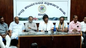 ಪ್ರತಿಮೆ ನಿರ್ಮಾಣಕ್ಕಿಂತ ಬಡವರ ಬದುಕಿನ ಬಗ್ಗೆ ಚಿಂತನೆ ಮಾಡಿ: ಬಿಜೆಪಿಗೆ ಮಧು ಬಂಗಾರಪ್ಪ 