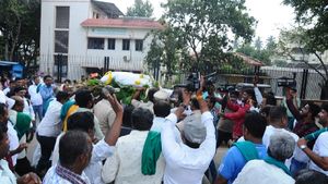 ಮಂಡ್ಯ: ಬೊಮ್ಮಾಯಿ ಅಣಕು ಶವಯಾತ್ರೆ ನಡೆಸಿ, ಡಿಸಿ ಕಚೇರಿಗೆ ಮುತ್ತಿಗೆ ಹಾಕಿದ ರೈತರು 
