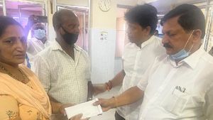 Mangaluru blast case: ಆಟೋ ಚಾಲಕನ ಕುಟುಂಬಸ್ಥರಿಗೆ 50 ಸಾವಿರ ರೂ ನೀಡಿದ ಆರಗ ಜ್ಞಾನೇಂದ್ರ 